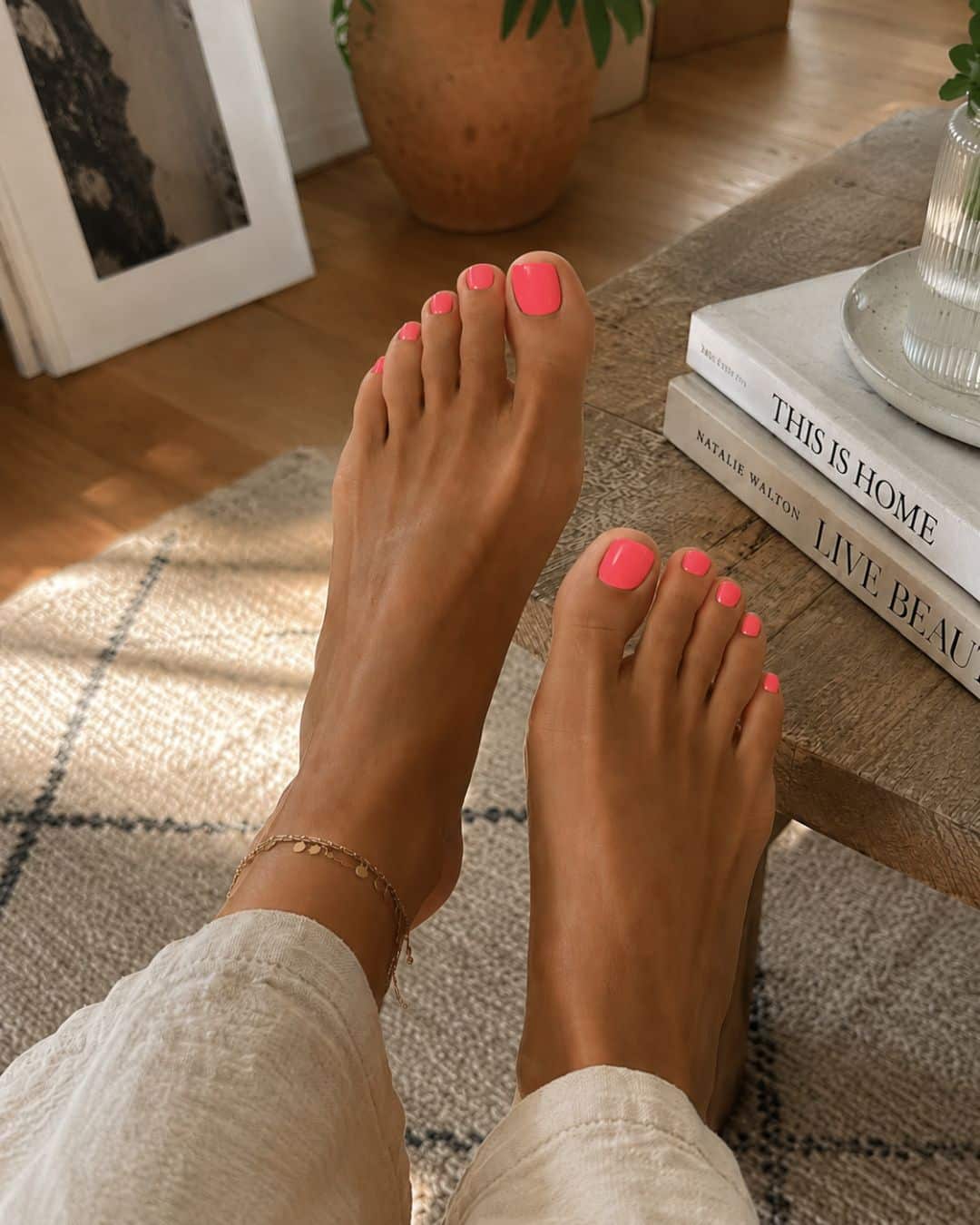 pedicure neon